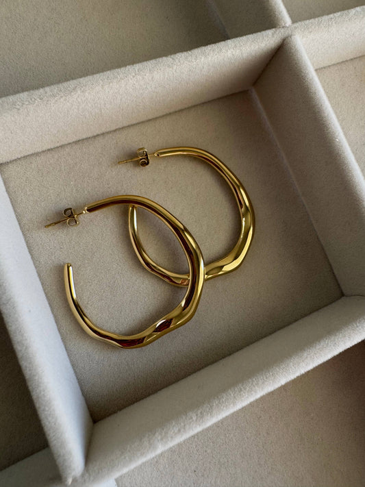 Carmen Wavy Hoops: Gold